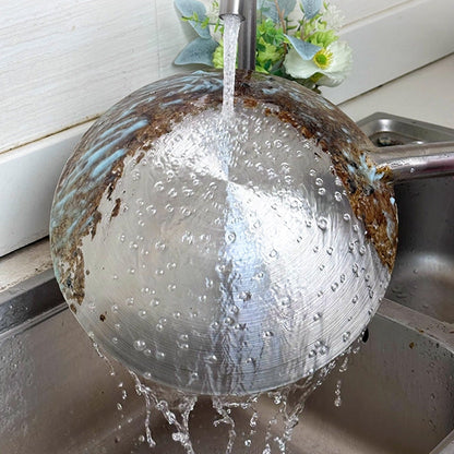 Schwarzer Schlammfilm auf Topfböden, schwarzer Schlammfilm zur Reinigung von Topfböden im Haushalt, Schlammfilm zur Entfernung von schwarzem Kalk in der Küche